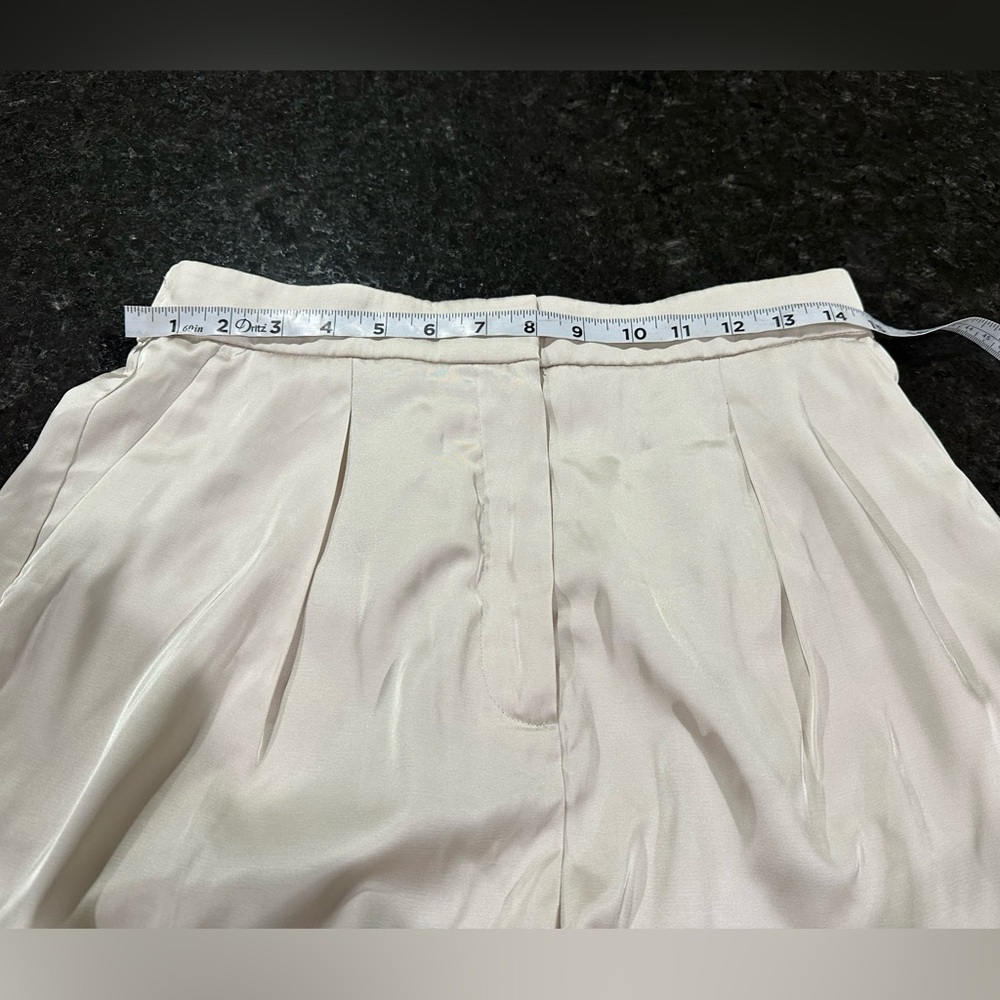 Abercrombie & Fitch Cream Women's silky tailored walking shorts sz medium - Picture 6 of 8